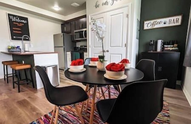 Free Parking & Mins to Downtown!