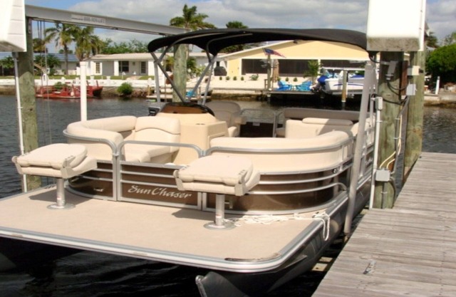 Free use of pontoon boat for your stay. Paradise on the water with heated pool