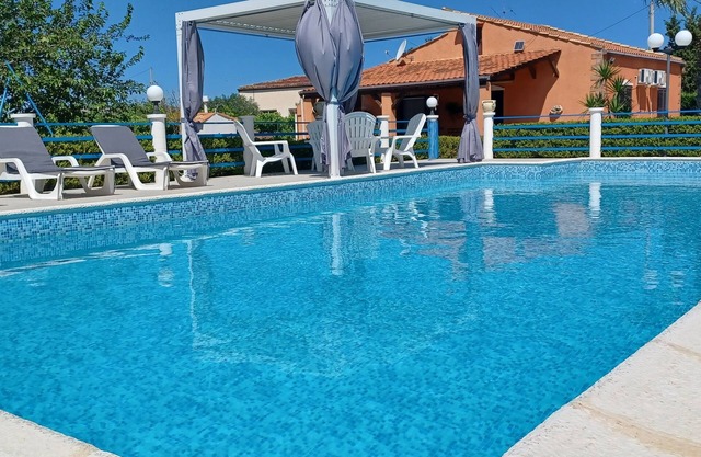 FREE WI-FI. ELEGANT INDEPENDENT VILLA WITH PRIVATE POOL SURROUNDED BY GREEN