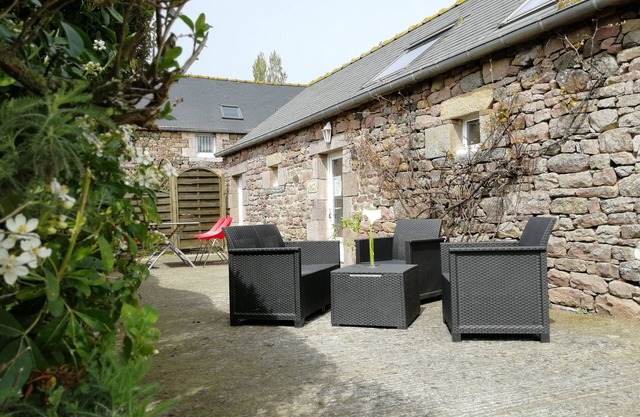 Frehel: country holiday home - 1 room - 1/5 persons