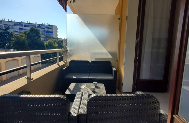 FREJUS Plage La Miougrano Air-conditioned studio of 29 m2 for 2 adults and 2 children, swimming pool, high speed WIFI and parking