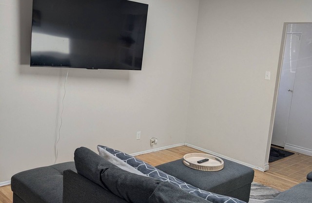 FRENCHMAN'S BAY area, Walking distance to the lake Ontario and to the GO train.