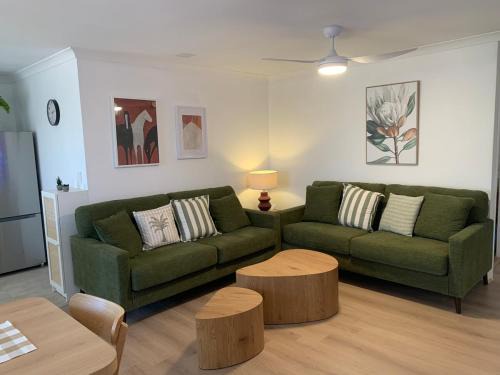 Fresh & fabulous 4 bedroom villa - walk to Curtin University