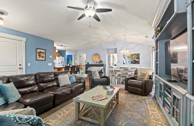 Fresh, luxurious 4-BR home! Pool, hot tub & fenced yard with BBQ