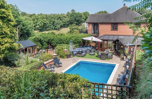 FRESHWINDS, family friendly, with pool in Market Drayton