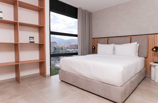 Friends’ Gateway – 1BR Design Apt w/Jacuzzi