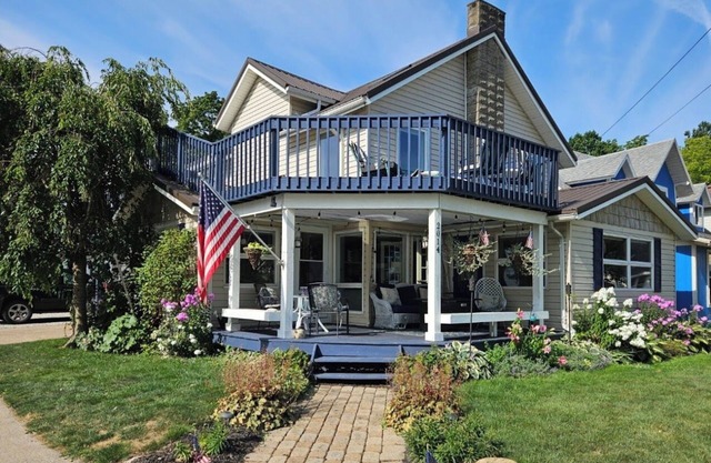 Front Porch & Balcony overlooking Park/Lake Erie! Cedar Point, Fishing & Beach!