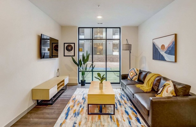 Frontdesk | 2 BR Apt near Memorial Stadium