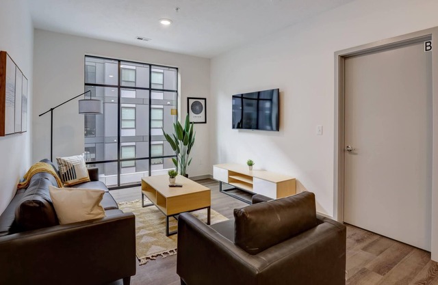 Frontdesk | 4 BR Apt by Nebraska History Museum