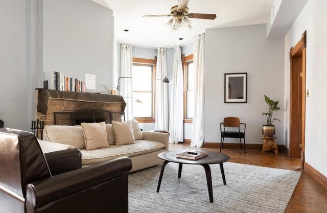 FRONTDESK Classic 2 BR Apt in Lincoln Park