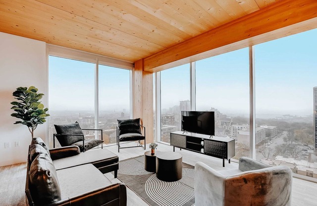 Frontdesk | Showy 3 BR Apt by Cathedral Sq Park