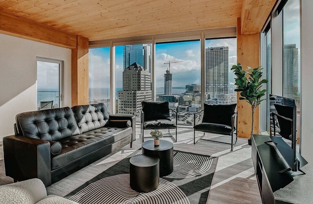 Frontdesk | Stunning 3BR w / Lake & City Views