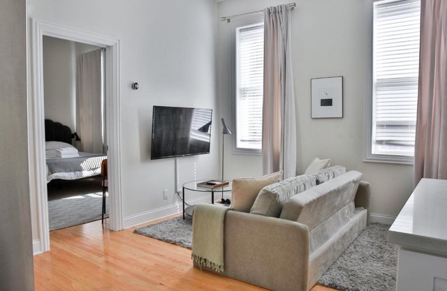 FRONTDESK Updated West Town 2 BR Apt with W&D