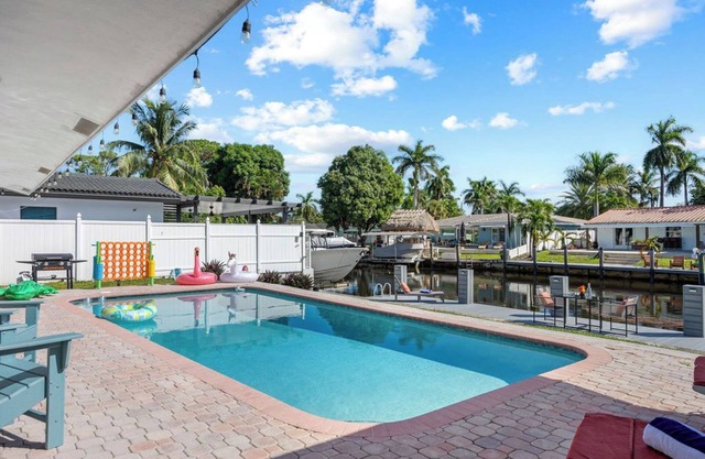 FTL Home - King BD, Heated Pool, Waterfront