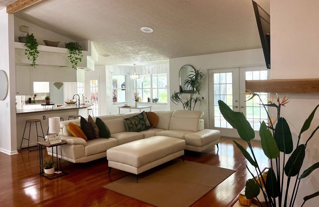 Full house 3bedrooms 2bathrooms spacious back yard and a beautiful views to Lake