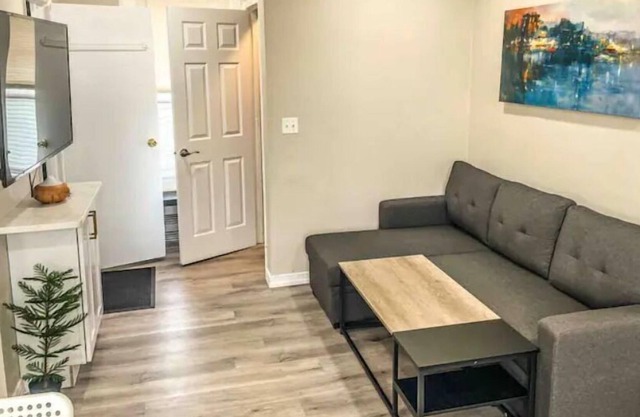 Full modern 1Bdr Apt w/ Private Entrance on 2nd FL