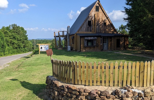 Fuller View Cabin - A Mountain Cabin overlooking Sweet Home Alabama!