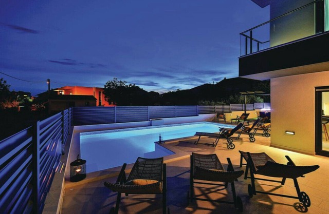 Fully equiped home with 8 bedrooms and private HEATED pool. 300m from the beach