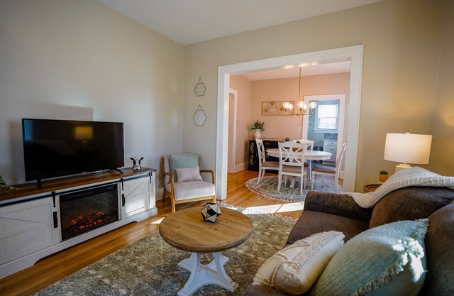 Fully equipped- 1 bedroom Cute & Cozy Eastwood Bungalow