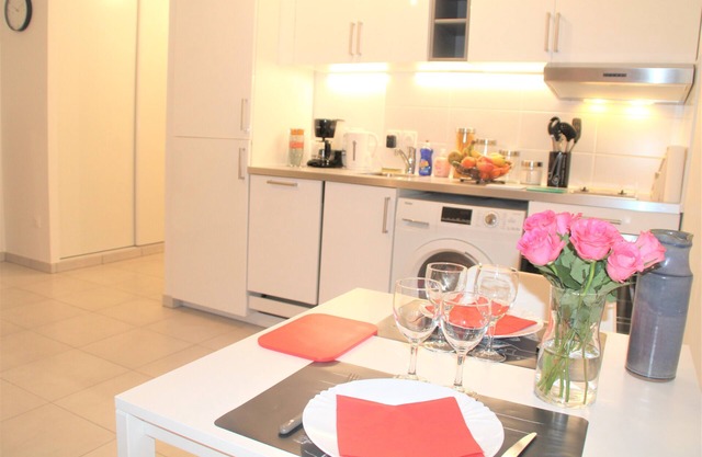 Fully equipped, cozy apartment (1 station in Paris)
