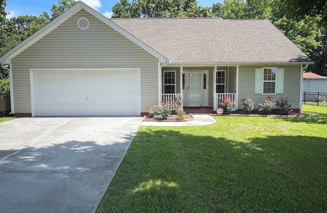 Fully fenced 3-bedroom house with garage in quiet and delightful Indian Trail