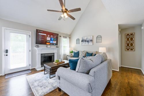 Fully Fenced & Stylish 3BR Near LakePoint Sports