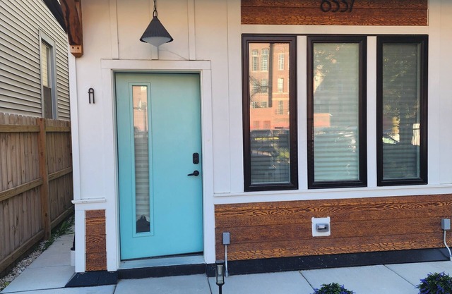 Fully furnished, modern short-term stay home near Obama Presidential Library.