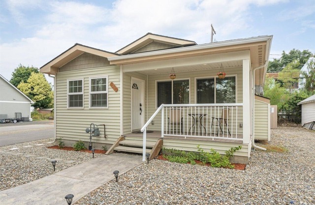 Fully furnished house on quiet, private road in a great central valley location