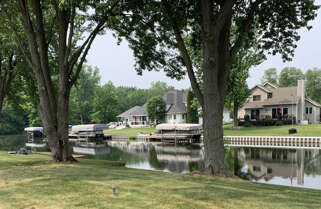 Fully remodeled 3 bed, 2 bath on Gun Lake. Sleeps 9!