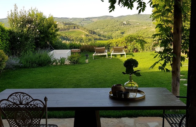 Fully renovated Chianti country home, 10 min from Siena; stunning views