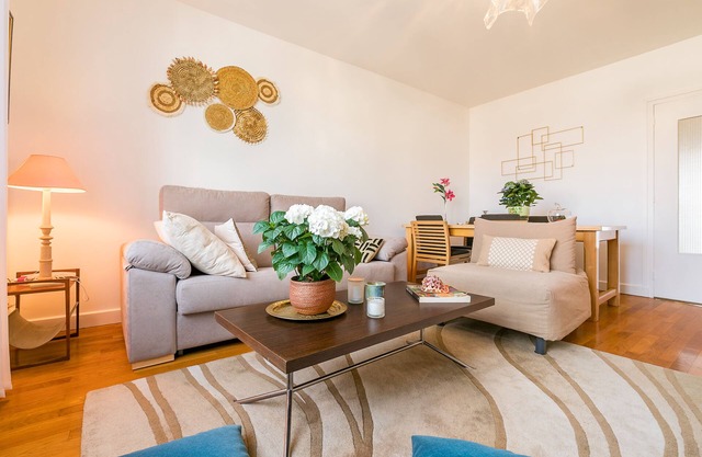Fully Renovated 2 Bedroom Apartment +Sitting Room Sofa Bed 7mn Centre Ville