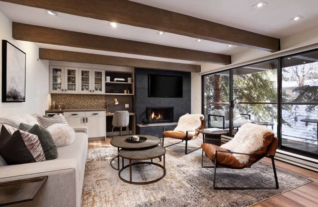 Fully Renovated Aspen Core 2/2 on River