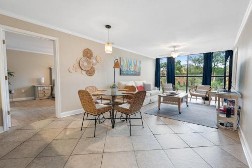 Fun 2 bed/2 bath condo with pool on Biloxi Beach