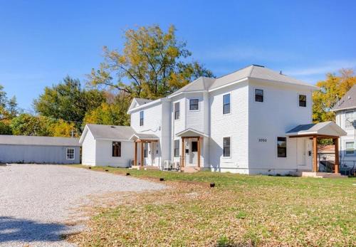 Fun Backyard Close to Downtown Pet Friendly 4BDRM