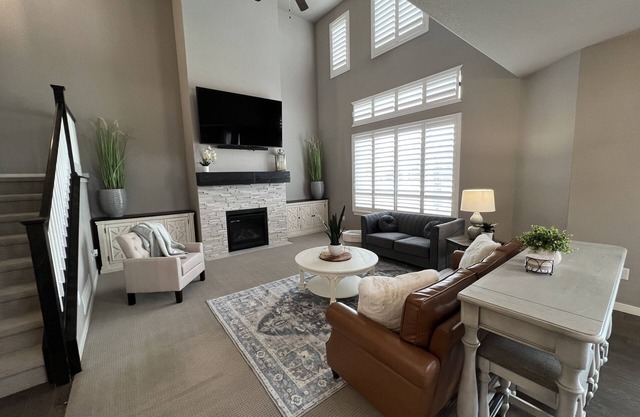 Fun clean 5BR with 2 kitchens, 5 kings, NEW queen Murphy bed