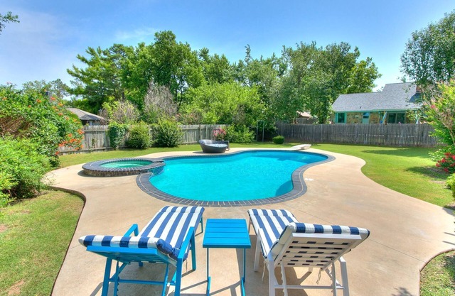 Fun Large 4 Bed/4 Bath w/Pool! Norman/OKC