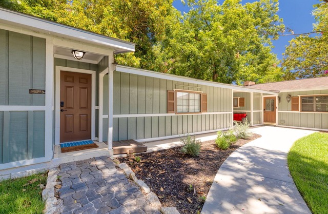 Fun/Relaxing Lake House right on the water in Lake McQueeney!