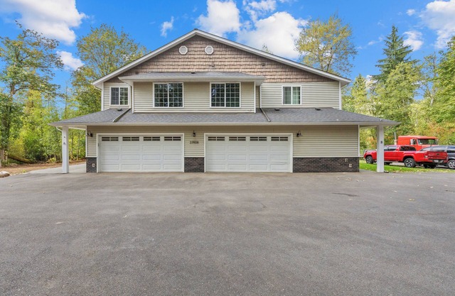 Furnished 3BR/2.5BA Duplex Home with Garage & Office in Snohomish, WA!