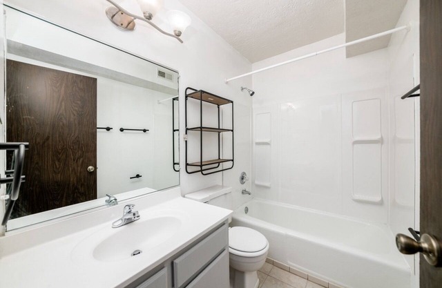 Furnished Resort Style Apartment w/WIFI & Parking