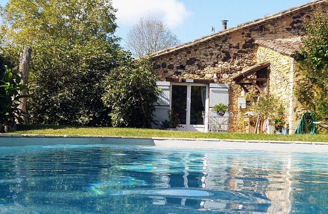 Gîte Avec Piscine Privée en Périgord. Au Calme Dans les Bois