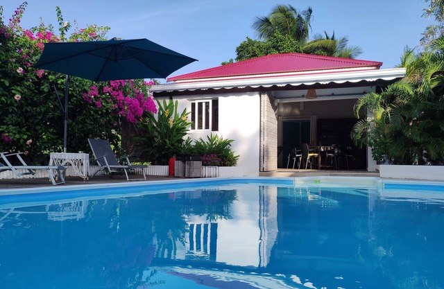 Gîte Calme à 2 Minutes de la Mer, Idéal Pour les Familles. Grande Piscine Privée