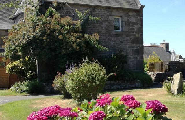 Gîte en Pierre Bretonne Près de la Côte de Granit Rose et sa Petite Ferme