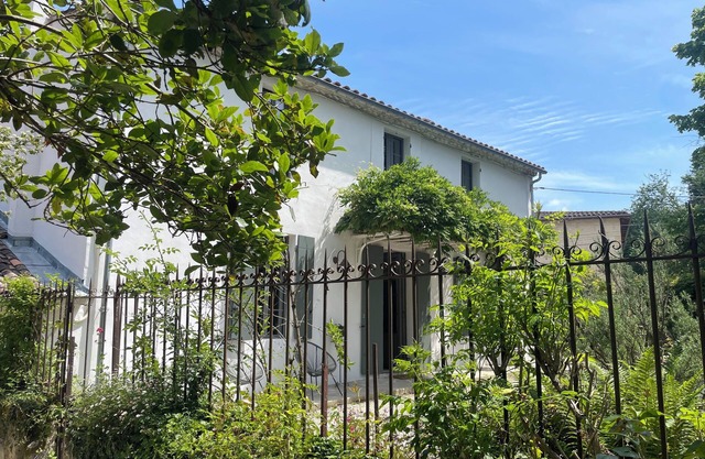 Gîte Glycine for 8 people, jacuzzi and sauna
