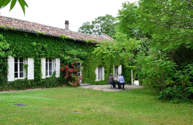 Gîte spacieux avec jardin, piscine, cheminée, et équipements bébé au cœur des vignes du Cognac - FR-1-653-59