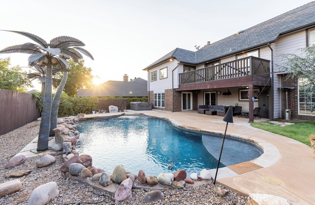 GAILLARDIA COUNTRY CLUB⛳THREE KING BEDS🛏️HEATED POOL🏊HOT TUB♨️POOL TABLE🎱🏀