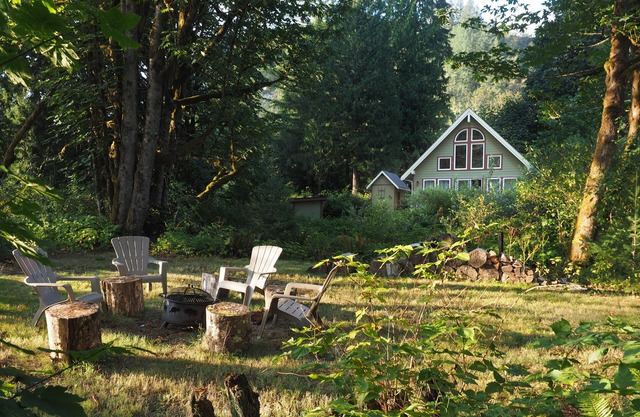 Galena's Getaway 2.0: Spacious riverfront home in Cascades w/hot tub on 3 acres for 4 guests