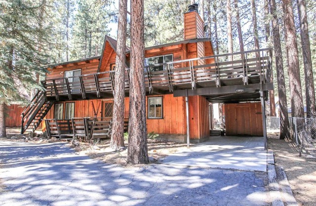 Gallagher's West - Pine surrounded deck and barbecue! Bumper Pool and Wet bar! Darts!