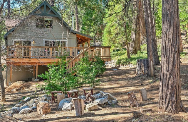 Game Room & Deck: ‘Oso Cozy Cabin’ in Arnold!
