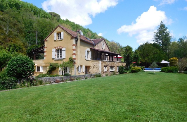 Garden Apartment with private Grounds and Pool