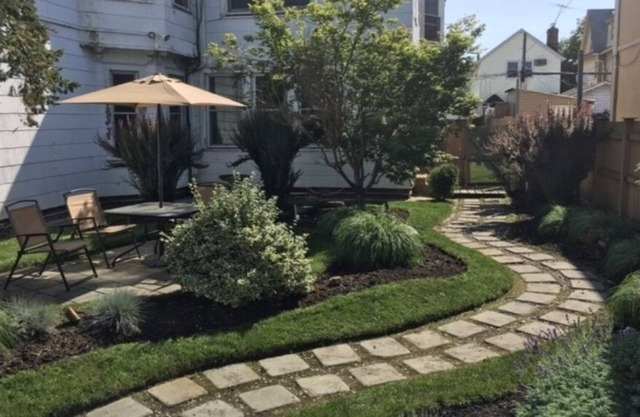 Garden Apartment 30 mins to Manhattan, quiet neighborhood w/ Patio/BBQ